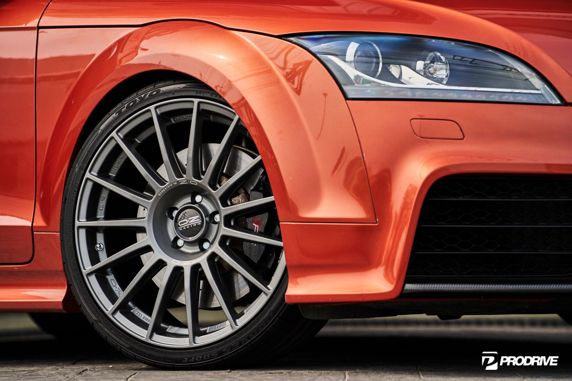 奥迪TT安装意大利性能代表作OZ LM款式轮毂装车作业